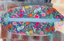 Load image into Gallery viewer, The Krystal Convertible Handbag in Grey Floral w/ Turquoise Marine Vinyl
